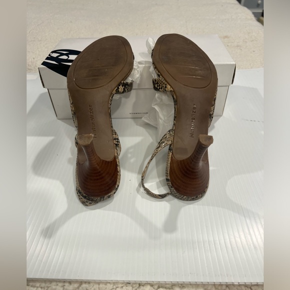 Naturalizer -open toed, strappy sandals- Size 8.5 Excellent, like new condition. - Picture 3 of 9